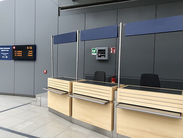 Leipziger Messe Glashalle Eingang West, AED neben der Rezeption