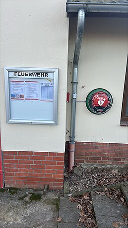 In der Hausecke neben dem Fallrohr