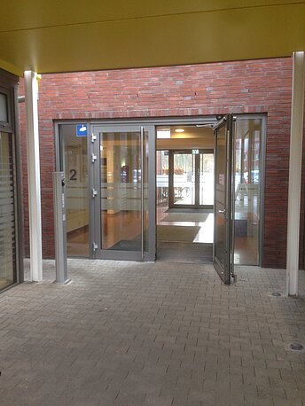 Eingang vom Einkaufszentrum aus