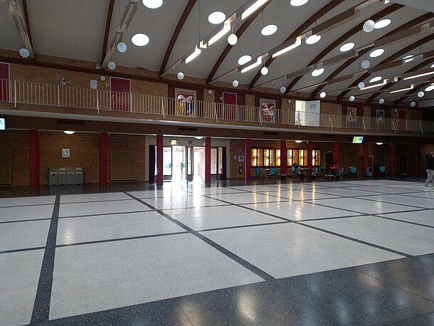 Ansicht der Aula in Richtung Eingang, AED rechts neben der Tür Ansicht der Aula in Richtung Eingang, AED rechts neben der Tür