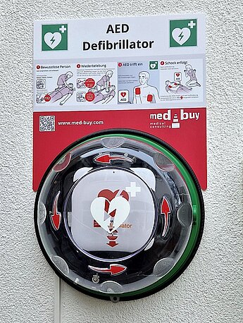 AED im beleuchteten Wandkasten mit Anleitung AED im beleuchteten Wandkasten mit Anleitung