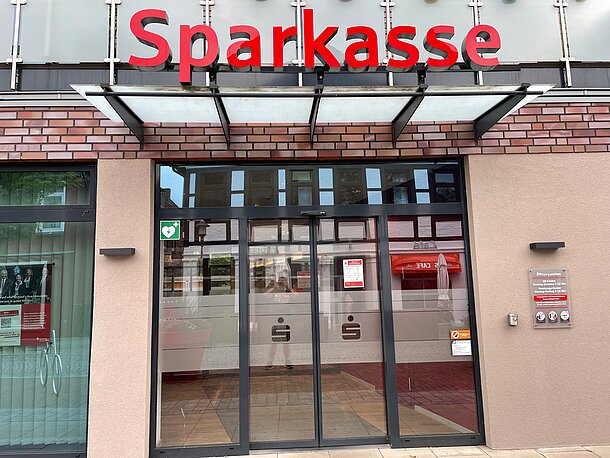 AED im Foyer des SB-Centers der Sparkasse AED im Foyer des SB-Centers der Sparkasse