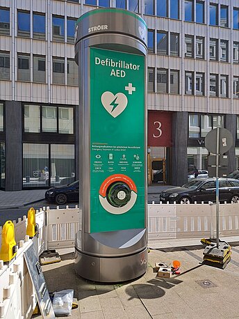 Werbesäule mit AED