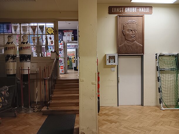 Vorm Hallenmeisterbüro recht neben der Treppe.\\nErdgeschoss in der Ernst-Grube-Halle