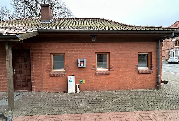Eingang an der Seite des Gebäudes