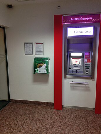 Gerät hängt neben dem Geldautomat