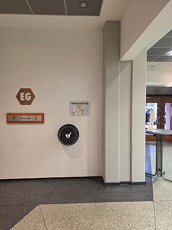 AED Erdgeschoss, rechts neben dem Fahrstuhl