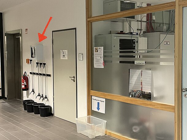AED an der Wand zwischen dem Eingang zu Mensa und dem Hausmeisterbereich AED an der Wand zwischen dem Eingang zu Mensa und dem Hausmeisterbereich
