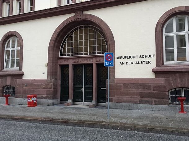 Aussenansicht Eingangsbereich Aussenansicht Eingangsbereich