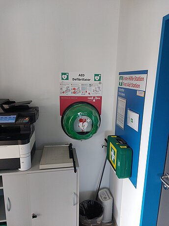 AED rechts neben dem Kopierer