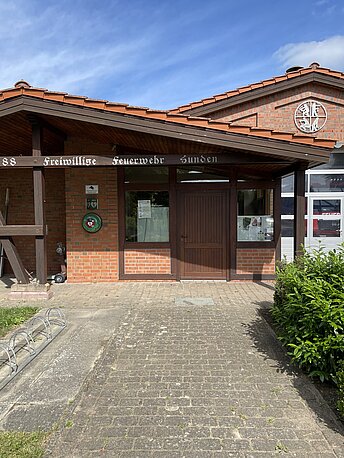 AED an der Außenwand der Freiwilligen feuerwehr Hunden 