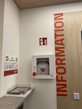 AED im ETV Gebäude (EG) an der Rezeption 