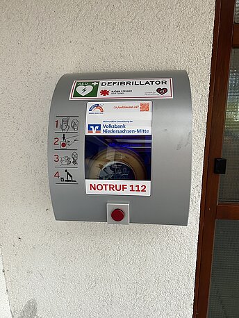Öffentlicher AED im silbernen Wandkasten Öffentlicher AED im silbernen Wandkasten