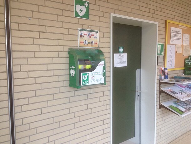 AED befindet sich beim Hausmeisterraum