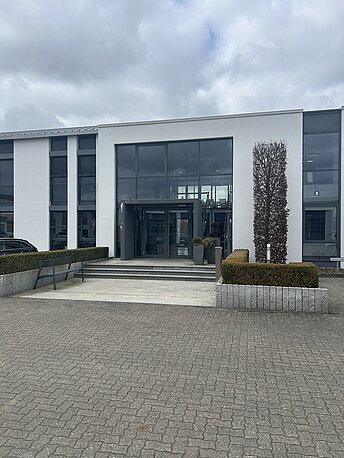 Haupteingang der Firma Rohr- und Tiefbau an der Hertzstraße 2-4 in Hoya.