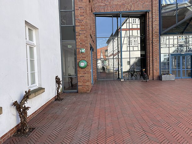 An der linken Gebäudeecke, links vom Eingang