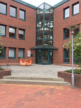 Haupteingang. Gerät hängt unten im Flur an der Wand