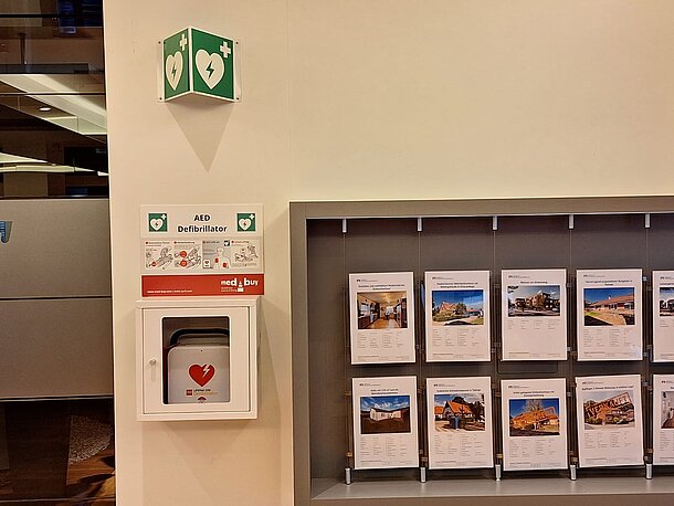 AED im Wandkasten links neben der Immobilien-Wand AED im Wandkasten links neben der Immobilien-Wand