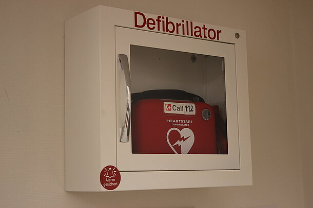 AED hängt rechts neben der Treppe