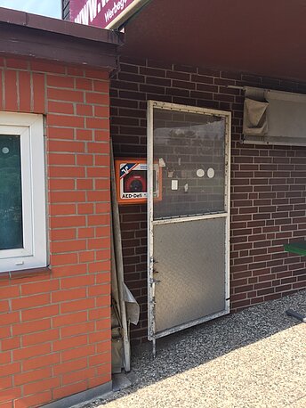 Gerät hängt unter dem Eingang zum Sportplatz
