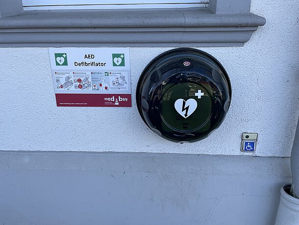 AED im runden beleuchteten Wandkasten AED im runden beleuchteten Wandkasten