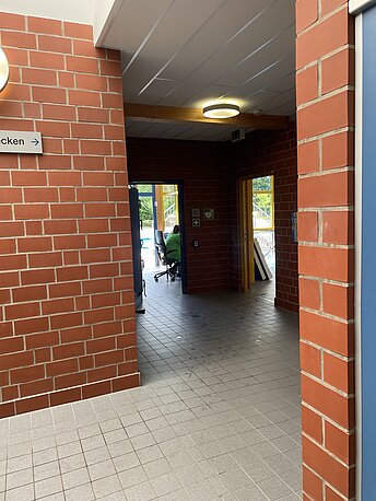 links halten Richtung Badeaufsicht; im Raum der Badeaufsicht AED rechts an der Wand links halten Richtung Badeaufsicht; im Raum der Badeaufsicht AED rechts an der Wand