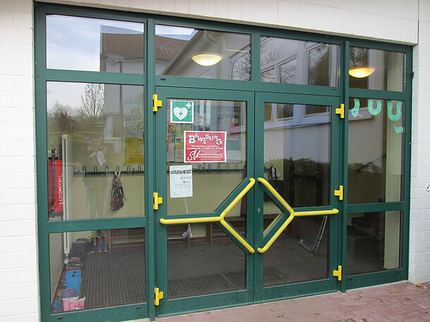 Eingangstür Sporthalle