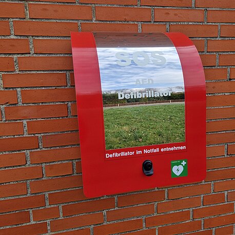 AED im roten Wandkasten AED im roten Wandkasten