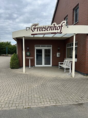 Eingang zum Saal beim Dorfgemeinschaftshaus Freesenhof Eingang zum Saal beim Dorfgemeinschaftshaus Freesenhof
