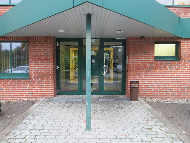 Haupteingang beim Parkplatz