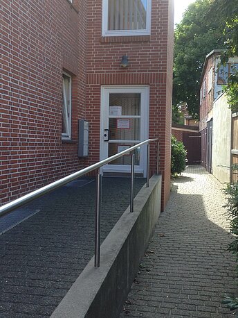 Der AED befindet sich im Eingangsbereich