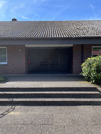 AED an der Rückseite des Gebäudes (Beim Sportplatz) des Dorfgemeinschaftshauses 