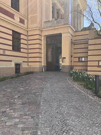 Eingang links neben der großen Treppe