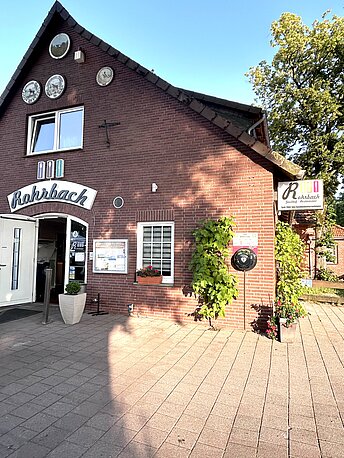 Öffentlicher AED an der Hausecke rechst neben dem Haupteingang Öffentlicher AED an der Hausecke rechst neben dem Haupteingang