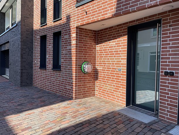 AED links vom Eingang (Neue Straße) AED links vom Eingang (Neue Straße)