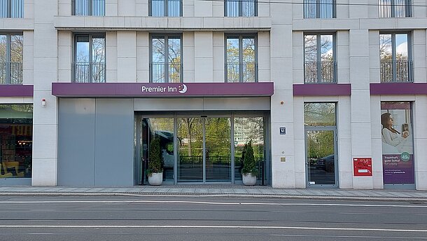 AED im Hotel \\\"Premier Inn - Leipziger City Oper Hotel\\\" zu finden. An Rezeption erfragen (direkt hinter der Eingangstür). AED im Hotel \\\"Premier Inn - Leipziger City Oper Hotel\\\" zu finden. An Rezeption erfragen (direkt hinter der Eingangstür).