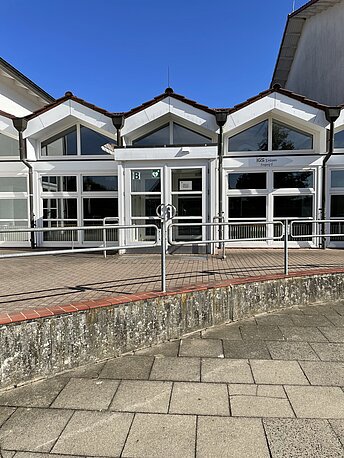 Zugang zum AED. Von der Hauptstraße in der Kurzparkzone 