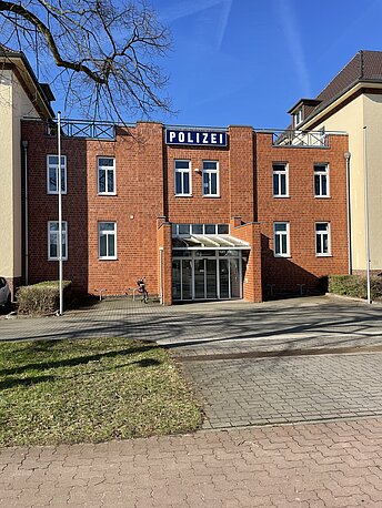 Haupteingang zur Polizeiwache Nienburg. Bitte Klingeln und nach AED fragen!