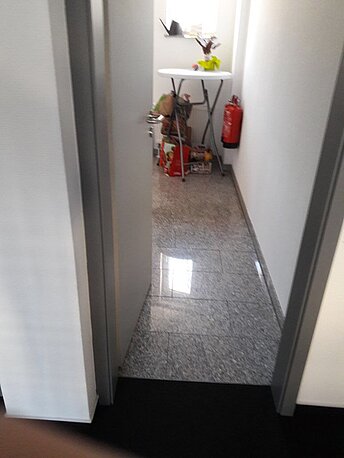 Weg zum Aufenthaltsraum_Curacon Weg zum Aufenthaltsraum_Curacon