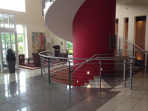 Gegenüber dem geht es die Treppe runter in den Spa-Bereich und zum AED