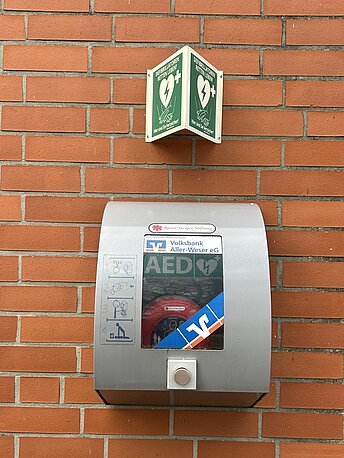 AED im silbernen Wandkasten