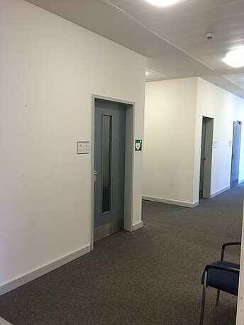 Am Krankenzimmer in Raum 18 gegenüber des Sekreteriat