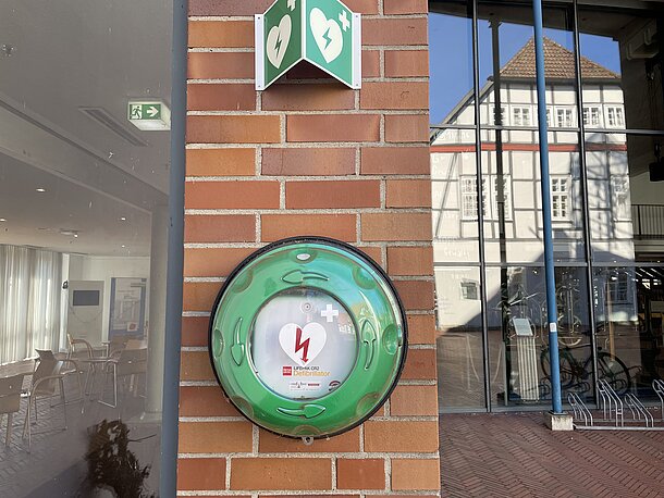 Öffentlicher AED im runden beleuchteten Wandkasten