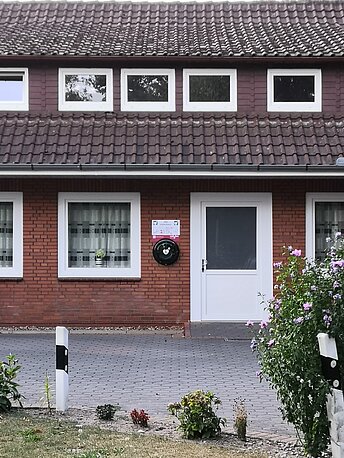 Öffentlicher AED neben dem Eingang zum Dorgemeinschaftshaus.