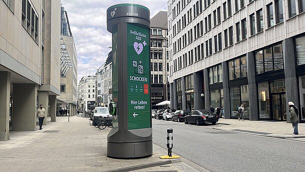 Werbesäule mit AED, Ansicht Stadteinwärts
