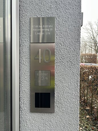 Bei geschlossener Tür bitte klingeln.