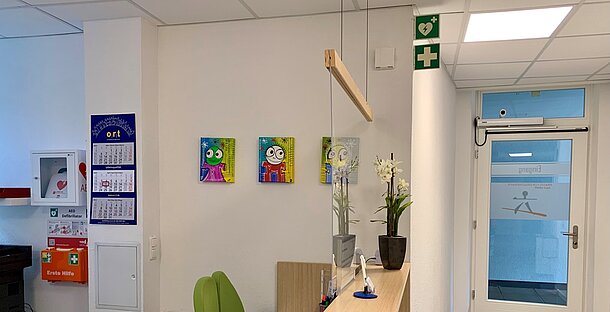 AED hinter der Anmeldung an der Wand AED hinter der Anmeldung an der Wand