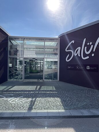 Eingang Salztherme Lüneburg. AED befindet sich im Bade/ und Saunabereich