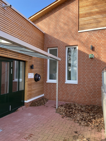 AED rechts neben dem Eingang vom Feuerwehrhaus.