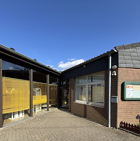 Eingang zur Sporthalle Erichshagen an der Waldstraße
